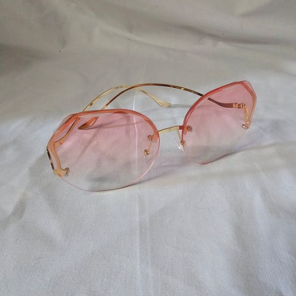Oversized pink tint gold tone frame sunglasses - Picture 3 of 4